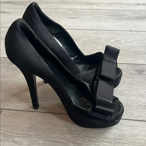Fendi Black Deco Bow Satin Peep-Toe holiday designer high Heels size 38/7 - Picture 3 of 9